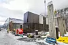 Verdens største landbaserte ørretoppdrett får nå overskuddsvarme fra Green Mountain på Rjukan, men de får enda mer fra en kjemifabrikk. Her fra byggingen av Hima Seafoods anlegg i februar 2024, mens arbeidet med anlegget og rørforbindelsen mellom bedriftene pågikk.
