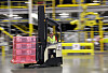 En truckfører flytter en pall med produkter i Amazon sitt varelager i DuPont, Washington. Selskapet tar nå juridiske skritt mot aktører som skal ha publisert falsk produktomtale hos netthandelsgiganten.