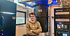 Jacob Benestad foran en eksperimentell setup i laboratoriet ved Niels Bohr Institutet, Københavns Universitet. Den ligner den som ble brukt under eksperimentene ved Massachusetts Institute of Technology.