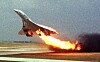 Air France Concorde flight 4590 fra Charles de Gaulle-lufthavnen Paris med ild strømmende fra den venstre vingen 25. juli 2000. Flyet styrtet kort tid etter.