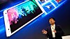 Hideyuki Furumi i Sony viser frem Sony Xperia XZ2 på en pressekonferanse i Barcelona.