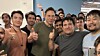 Elon Musk, her avbildet med Twitter-ingeniører i selskapets hovedkvarter, har reversert bannlysningen av flere kjente personer.