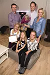 Istad Fiber-direktør Frode Siem ga blomster og nettbrett til famlien Ahdell i Molde. (Pressefoto)