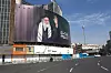 Et stort reklameskilt ved en øde gate i Teheran 5. mars viser Irans leder Ayatollah Ali Khamenei. Han ble drept i et Amerikansk-Israelsk angrep 28. februar. Foto: Vahid Salemi/ AP/ NTB