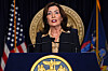 Kathy Hochul er guvernør i den amerikanske delstaten New York. (AP Photo/Julia Demaree Nikhinson)
