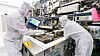 Nederlandske ASML omtales som en verdensledende leverandør utstyr til nanolitografi, som blant annet brukes i produksjon av avanserte mikrobrikker. Bildet er fra en rentrom ved selskapets anlegg i Veldhoven i Nederland.