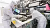 Nederlandske ASML omtales som en verdensledende leverandør utstyr til nanolitografi, som blant annet brukes i produksjon av avanserte mikrobrikker. Bildet er fra en rentrom ved selskapets anlegg i Veldhoven i Nederland.