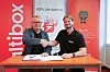 Konsernsjef Terje Skansen fra Varanger Kraft og partnerdirektør Kjetil Hagen i Altibox signerer avtalen som skal gi enda bedre bredbånds- og underholdningstjenester for fiberkunder i Øst-Finnmark.