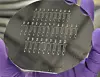 Som med databrikker produseres det mange enheter fra én enkelt skive silisium. Foto: Imperial College