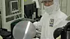 Det er svært mye som skjer i halvlederbransjen for tiden, etter en rekke relativt kjedelige år. På bildet viser en Intel-ansatt fra en wafer, en silisiumskive som det lages mikrobrikker av.