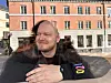 Utvikler August Lilleaas liker friheten ved å jobbe selvstendig, som at han kan jobbe fra en kafé på «Løkka» når han selv ønsker det. Foto: Gabrielle Graatrud