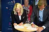 Næringsminister Monica Mæland og styreleder ved Toppindustrisenteret, Walter Qvam, undertegnet samarbeidsavtalen. Foto: Kurt Lekanger, Digi.no