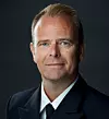 Per-Thomas Bøe, orlogskaptein og talsperson for Forsvaret sier de kjenner til utfordringene med private smartmobiler. Foto: Pressebilde