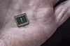 Kirin 970: Med hele 5,5 milliarder transistorer er det blitt plass til masse ny elektronikk på den nye mobilprosessoren til Huawei. Det har de utnyttet til å bygge inn en helt ny regneenhet som baserer seg på nevrale nett i tillegg til de tradisjonelle CPU-ene og GPU-ene. Neste måned kommer den første mobiltelefonen som bruker brikken og den skal ifølge Huawei kjøre ringer rundt Samsungs nye S8.