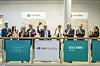 Link Mobilitys toppsjef Thomas Berge ringte med bjellen for å markere børsnoteringen i 2020. Han har fortsatt grunn til å smile. Gründer og storeier Jens Rugseth nummer tre fra høyre.