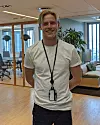 Halvor Groven er selv fersk i arbeidslivet, men har likevel fulgt opp sommerstudentene til Mnemonic denne sommeren. Foto: Åsmund Hunderi Stemland