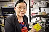 Xiaoke Yi har ledet arbeidet med utvikling av den lysbaserte KI-brikken ved Universitetet i Sydney. Hun sier til Digi Telekom at det fortsatt gjenstår utfordringer før optisk databehandling kan bli tatt i bruk i stor skala.