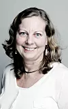 Telenor Norge-sjef Berit Svendsen tjener godt på å ta mer av mobiltelefonsalget gjennom egne kanaler. I tillegg har selskapet strammet inn på forsikringsutbetalinger og feilretting.