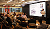 En scene fra 'Norwegian Pitch Night' hvor norske gründere presenterer foran investorer i regi av Innovasjon Norge i New York. Er dette nok for å skalere norske gründerselskaper?