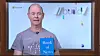 Microsofts kommunikasjonsdirektør, Frank X. Shaw, med boken med de fleste av nyhetene som selskapets skal presentere under årets Build-konferanse.
