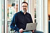 Øivind Kristiansen, svindelekspert i Telia Norge, oppfordrer foreldre å snakke med barna sine om svindel på mobiltelefonen.