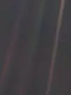 Ser du jorden? Det berømte «Pale Blue Dot»-bildet ble tatt etter ønske fra Carl Sagan, som et siste bilde før Voyager 1s kameraer ble slått av i 1990. Da var sonden 6 milliarder kilometer fra Jorden – nå er den over fire ganger så langt unna. Foto: Nasa