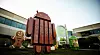 Google er saksøkt for ulovlig misbruk av markedsmakt gjennom hemmelige Android-avtaler. Her er operativsystemets maskott fremstilt i form av en kjekssjokolade utenfor selskapets hovedkvarter.