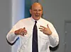 Microsoft-sjef Steve Ballmer nekter å redusere innsatsen innen utvikling for å gi investorene større utbytte.