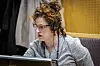Grindrs personvernombud, Kelly Peterson Miranda, er i Norge for å følge saken, med tolk på øret. − Vi er grunnleggende uenig i at all data vi samler er sensitive etter artikkel ni, sa hun til Digi tidligere i uka. Foto: Arash A. Nejad
