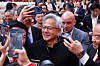Nvidia-sjef Jensen Huang omringet av pressen etter åpningen av teknologikonferansen «China International Supply Chain Expo» i Beijing 16. juli.