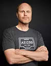 Sjefsevangelist Mattias Fridström i Arelion sier føringsveiene inn og ut av Norge for datatrafikk er mye bedre i dag enn i 2020 da de fikk oppdraget med å forbedre robustheten. Foto: FREDRIK GOERAS