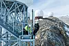 Montører i arbeid med å montere antenner for mobilnett på en antenneinstallasjon i Antarktis.