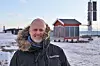 Christian Skottun, administrerende direktør i Telenor Svalbard, ved en basestasjon på øygruppa. Foto: Telenor