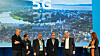 Konsernsjef Sigve Brekke i Telenor hadde med seg en rekke aktører fra regionen på scenen da 5G ble presentert i Trondheim 27. mars i fjor. Her er Per Magnus Veierland i Sevendof, rådmann Morten Wolden i Trondheim, Peter Due fra Yara Birkeland, grunnlegger Gustav Witzøe i Salmar og teknisk direktør Ingeborg Øfsthus i Telenor Norge. Nå, ett år seinere åpner 5G kommersielt i byen.