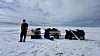 Dyre Dammann har bakgrunn som havisforsker og utvikling av InSAR og fjernmålingsmetoder for å forstå isens bevegelser. Her på isen nord for Utqiaġvik i Alaska i forbindelse med drift av instrumenter montert i isen. Foto: David Abel