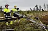 Et kyberangrep i kombinasjon med sabotasje ville satt kraftnettet ut av spill i Norge i lengre tid. El-montørene Jan Petter Haugland og Tom Ivar Johansen fra Hafslund inspiserer skadene etter et uvær slo ut linjene i 2003. Foto: NTB