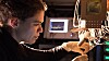 ILLUTRASJONSBILDE: Forskeren Marissa Giustina installerer en Bristlecone-brikke med 72 qubit ved Googles Quantum AI Lab i Santa Barbara, California.