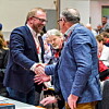 Jan Olav Andersen ble onsdag valg til ny forbundsleder i El & IT-forbundet. Her gratuleres han av avtroppende leder Hans O. Felix, som går av etter 14 år i vervet.