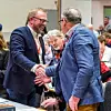 Jan Olav Andersen ble onsdag valg til ny forbundsleder i El & IT-forbundet. Her gratuleres han av avtroppende leder Hans O. Felix, som går av etter 14 år i vervet.