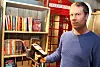 Geir Vevle i Hrafn viser hvordan RFID-håndskanneren kan brukes til raskt å registrere alle bøkene i en reol. Målet er å delvis kunne erstatte denne med en selvnavigerende drone.