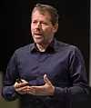 Leder for privatmarkedet i Telenor, Ric Brown, tilbyr økt sikkerhet for bredbåndskundene deres. Foto: Martin Fjellanger