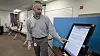 Stemmemaskinene fra Dominion, som brukes i 16 stater, har sårbarheter som blant annet kan brukes til manipulering av stemmetall. Bildet er fra en demonstrasjon av Dominion-systemet i Atlanta.
