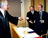 Da TONOs advokat Harald Bjelke ikke hadde penger til kaffe, fikk han låne 50 kroner av TV3s administrerende direktør Eivind Schackt. TV3 advokat Peter G. Nitter står i midten og godkjenner transaksjonen. Sannsynligvis holder ikke denne betalingen, når kravet er på godt over 41 millioner kroner. Foto: Hilde Nyman