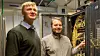 Gruppeleder Petter Bjørbæk ved Usit (t.v.) og Eirik H. Blix kobler til 100GBit/s optiske kabler i Blix Solutions' ruter hos Digiplex.