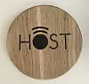 Konseptet til studentbedriften Host er denne brikken. Den programmeres med et trådløst nettverk via en app, og for å koble seg på legger man kun mobilen oppå brikken. Foto: Host