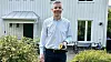 Odd-Eirik Grøttheim, som er konserndirektør for telekom i NTE med en vannmåler. Det er en litt annen type måler som vil bli brukt i Trondheim, ifølge Altibox.