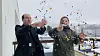 Kommunedirektør Janne Kankaala (tv.) kan nå finne frem konfettien igjen etter at Stokmarknes datasenter onsdag bestemte seg for å stenge. Bilde da de feiret nye fødselstall i 2022. Kankaala har ikke besvart Digis henvendelser torsdag morgen. Foto: Hadsel kommune