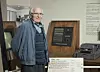 Yngvar Lundh under et besøk ved Teknisk Museum i 2019, ved datamaskinen SAM, som var den første norskbygde transistorerte datamaskinen. Ifølge Teknisk Museum var den et svært viktig steg i retning av de maskindesignene som la grunnlag for dataeventyrene både i Norsk Data og Kongsberg Våpenfabrikk. Foto: Håkon Bergseth/Norsk Teknisk Museum