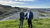 Ordfører Andreas Vollsund (t.v.) i Time kommune og Green Mountain-sjef Svein Atle Hagaseth foran Fagrafjell transformatorstasjon, i nærheten av der de ønsker å bygge datasenter. Hagaseth mener strømprisene ikke vil bli påvirket, men møter motstand.