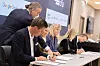 Direktør for Markedsplassen for skytjenester, Sverre Stoltz (stående) viser Google Norge-sjef Tine Austvoll Jensen hvor hun skal signere på rammeavtalen verdt 10 milliarder.